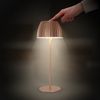 BRILONER - Riffle LED Tischlampe kabellos IP44 mit Lichtkante, 14,5x36,5 cm, Touchdimmer, Akku tauschbar, Nachttischlampe, Leselampe, LED Lampe, Akku Lampe, German Design Award Winner, Kupferfarbig Bild 4