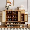 Moderner Schuhschrank mit 3 Türen Natural Aufbewahrungsschrank für Flur mit Massivholzbeinen und magnetischen Türen großer Stauraum für Schuhe Kindersicher Schrank mit Metallgriffen 120 cm Breite Schublade Regalböden, 106cmx35cmx120cm, Natur Bild 2