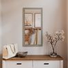 MySpiegel. de Wandspiegel Doman auf dekorativen Holzplatte im modernen Stil mit elegantem Rahmen Bild 3