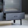 Tikamoon Buffet Flacher Vitrinenschrank aus lackiertem Metall Emil Bild 3