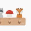 goki 60662 - Garderobe Waldfreunde aus Holz, Kindergarderobe mit 5 Haken, Niedliche Waldmotive Fuchs, Waschbär, Reh, Hakenleiste für Kinderzimmer, Fördert Ordnung und Selbstständigkeit, ab 1 Jahr Bild 4