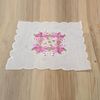 ARSVITA Tischdecke mit Stickerei, mit Blumen oder Schmetterlingen bestickte 30x30cm Decke für den Tisch, in vielen verschiedenen Designs verfügbar Rosa - Pink Eckig Bild 4