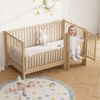 Merax Babybett Babybett Gitterbett 140x70 cm, Kinderbett aus Massivholz, 1-tlg, umwandelbar in Anstellbett, mit Schutzgeländer, Sicherheitsverschluss Bild 2