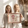 Poster Kinderzimmer Hund · Rosa Pudel mit Schleife · Verspieltes Tierposter im Retro Look · Liebevolle Deko für Kinder · Print ohne Rahmen - 40x60cm Bild 3