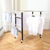 Todeco - Klappbarer Kleiderbügel, Klappbarer Wäscheständer - Material: Edelstahl - Größe der großen klappbaren Seitengitter: 49,0 x 43,2 cm (x 4 Teile) - 174 x 105 x 84 cm, Schwarz/Weiß Bild 2