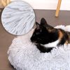 lionto Donut Katzenkissen, rundes Bett mit Plüschbezug & Anti-Rutsch-Boden, erhöhter Rand für Geborgenheit, 40 cm Durchmesser, hellgrau Bild 3
