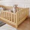Flieks Montessori Bodenbett 90 × 200 cm aus Kiefernholz, Kinderbett mit Rundum-Schutzgitter, zentralem Einstieg und abgerundeten Kanten, Natur Bild 5