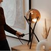 s.luce Orb Axis Glas-Tischlampe Dreibein 20cm Braun Bild 5
