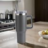 Thermobecher mit Strohhalm 1100ml | Isolierbecher 304 Edelstahl To-Go | Doppelwandiger Kaffeebecher Trinkbecher mit Griff für Heiße & Kalte Getränke Bild 4