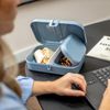 Koziol Lunchbox mit Trennsteg Pascal L, Biozirkulärer Kunststoff, Nature Flower Blue, 23 x 16 x 6 cm, 7152716 Bild 3