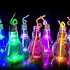 HAC24 Tischleuchte 4er Set LED RGB Trinkglas Glühbirne Partyglas Longdrinkgläser, Beleuchtet, 400 ml, mit Deckel und Strohhalm Bild 4