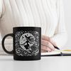 speecheese Tasse Hexe fliegt auf einem Besen im Mondschein Tasse schwarz in Schwarz Bild 3