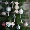 BRUBAKER Weihnachtsbaumkugel 24-tlg. Einhorn Christbaumschmuck - Süßes Weihnachtskugel Set (24 St), mit Süßigkeiten, Bonbons, Zuckerstangen und Bunte Pastellfarben Kugeln Bild 5