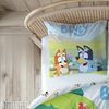 MTOnlinehandel Kinderbettwäsche Bluey Renforcé in 135x200 + 80x80 cm, Geschenkidee, 100% Baumwolle, 2 teilig, Wendebettwäsche für Mädchen und Jungen, Bingo & Bluey Bild 3