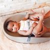 Bumbo Baby Wickelunterlage - Leicht zu reinigende Wickelunterlage mit Sicherheitsgurt - Anti-Roll-Wickelunterlage - Taupe Bild 5