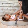 Bumbo Baby Wickelunterlage - Leicht zu reinigende Wickelunterlage mit Sicherheitsgurt - Anti-Roll-Wickelunterlage - Taupe Bild 4