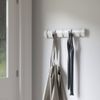 Umbra Flip 5 Garderobenhaken – Moderne, Schlichte und Platzsparende Garderobenleiste mit 5 Beweglichen Haken für Jacken, Mäntel, Schals, Handtaschen und Mehr, Hochglanz Weiß Bild 5