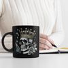 speecheese Tasse Totenkopf König mit Krone Tasse schwarz in Schwarz Bild 3