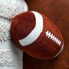 40YARDS Dekokissen American Football Kissen (maßstabsgetreu) - Indoor Football, Weiches Plüschkissen – Größe: 28 x 17 x 17 cm Bild 4