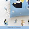 MTOnlinehandel Kinderbettwäsche Bluey Family Time 135x200 + 80x80 cm in Renforcé, Geschenkidee, 100% Baumwolle, 2 teilig, Wendebettwäsche für Mädchen und Jungen, Bluey & Family Bild 5
