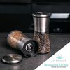 Intirilife 2er Set Gewürzmühle in SILBER TRANSPARENT – 2x Grinder Handmühle aus Glas und Edelstahl für die Küche perfekt geeignet zum Mahlen und Zerkleinern von Pfeffer, Salz, Gewürzen uvm. Bild 2