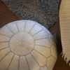 Poufs&Pillows Premium Echt Leder Pouf - Handgefertigt - Gefüllt geliefert - Ottoman, Sitzsack, Fußhocker (Weiß) Bild 4