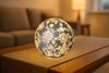 formano LED Deko-Kugel matt Silber Rosenmotiv - 10cm Glaskugel batteriebetrieben mit Rosenmotiv - stimmungsvolle Beleuchtung, Tisch- & Regal-Deko, Geschenkidee für Wohnzimmer & Schlafzimmer Bild 2