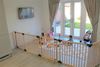 Safetots HolzMehrPanelRaumteiler, bis zu 136cm, Naturholz, 76cm Hoch, MehrPanelflexible Raumbarriere, Raumteiler mit Tür für Babys und Kleinkinder, Einfache Installation Bild 2