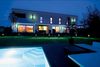 LEDVANCE SMART+ Outdoor Bluetooth Solar-Wegeleuchte, mit warmweißem (3000K) und Farblicht, ohne Strom nutzbar, bis 2,5 Stunden Brenndauer bei 100% Licht, wiederaufladbar mit USB-C Kabel, IP44, schwarz Bild 4