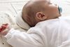 Alvi Kopfstütze / Babykissen gegen Kopfverformung ALVIbino inkl. Aufbewahrungstasche - Smokey Stripe Bild 2