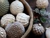 Weihnachtsschmuck Weihnachtskugel Champagner mit Goldmuster 8cm Chic Antique. Bild 3