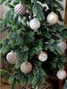 Weihnachtsschmuck Weihnachtskugel Champagner mit Goldmuster 8cm Chic Antique. Bild 4