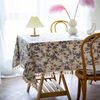 YUURAINVUVU Französische Vintage Blaue Rose Floral Baumwolle Leinen Stoff Nähte Quaste Rechteckige Tischdecke für Küche,Esszimmer,Tischplatte,Dekoration,Teeparty,Hochzeiten,Bauernhaus (139x178 cm) Bild 2