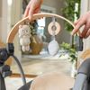 Ingenuity Every Season Swing 'n Go Tragbare Schaukel - Khlende und wrmende Stoffe, abnehmbare nachhaltige Spielzeugstange aus Holz, 2 Spielzeuge, Musik, motorisierte, fr 0-9 Monate, Grau - Wesley Bild 5