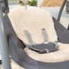 Ingenuity Every Season Swing 'n Go Tragbare Schaukel - Khlende und wrmende Stoffe, abnehmbare nachhaltige Spielzeugstange aus Holz, 2 Spielzeuge, Musik, motorisierte, fr 0-9 Monate, Grau - Wesley Bild 2