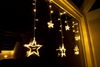 Spetebo Lichtervorhang LED Sternen Lichtervorhang warm weiß - 63 LED, 100 cm - Deko Lichterkette mit 63 LED für Innen Bild 5