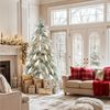 YITAHOME 183cm Künstlicher Weihnachtsbaum mit Federn – Vorgeleuchteter PE-Weihnachtsbaum mit 30 Weißen Federn, 355 Zweigen, 400 Warmweißen LEDs Grün Flockiert für Wohnzimmer/Büro/Partydekoration Bild 2