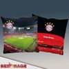 BERONAGE Dekokissen FC Bayern München Kissen Allianz Arena 40x40 cm Fußball-Kuschelkissen, passend zur Bettwäsche, ideal für Sofa, Couch, Bett, Auto, Camping Bild 3