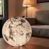 Formano Kugellampe Earth Glas Marmor Design 24 x 24cm Tischlampe aus weißem Glas mit farbigem Dekor – E14 Fassung – stilvolle Ambientebeleuchtung für Wohnzimmer, Schlafzimmer & Flur Bild 3