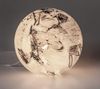 Formano Kugellampe Earth Glas Marmor Design 24 x 24cm Tischlampe aus weißem Glas mit farbigem Dekor – E14 Fassung – stilvolle Ambientebeleuchtung für Wohnzimmer, Schlafzimmer & Flur Bild 4