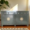 Chinesisches Sideboard Grau Dunkelgrau Messingbeschlag vintage schlicht Schrank Kommode Kolonial-Stil Antik-Stil Lowboard asiatisch orientalisch Fernost shabby-chic Landhaus Bild 2