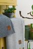 Knit Factory Juul Decke 160x130 cm Wabe Dunkelblau Hellblau Bild 4