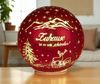 formano LED Deko-Kugel 12cm Rot mit Spruch Zuhause ist es am Schönsten Glaskugel aus mattem Farbglas und goldener Innenfarbe - Herbst Winter Weihnachtsdeko für Tisch Regal Fensterbank Bild 3