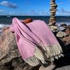 Wolldecke Plaid mit Fransen 100% Schurwolle (145x180 cm, Uni Pink) Bild 2