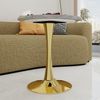 Goldener Couchtisch (70 cm Durchmesser), Esstisch im Mid-Century-Modern-Stil, geeignet für 2-4 Personen, mit runder Marmorplatte in hellgrauer Maserung, perfekt für verschiedene Tischdekorationen Bild 3