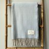 WoolOnly Wolldecke Plaid mit Fransen 130x180 cm, Herringbone Eisblau-natur Bild 5