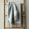 WoolOnly Wolldecke Plaid mit Fransen 130x180 cm, Herringbone Eisblau-natur Bild 3