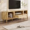 TV-Schrank mit Türen und Schubladen. TV-Schrank aus Rattan, Massivholztüren, Aufbewahrungslösung im Landhausstil – niedrige Frontblende. Bild 4
