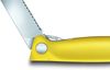 Victorinox Swiss Classic faltbares Gemüsemesser Wellenschliff (11 cm), Gelb Bild 5