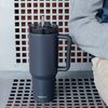 Isolierte Edelstahl-Trinkflasche mit Griff und Strohhalm, doppelwandig 1,2 L Schwarz Bild 2